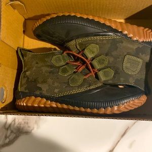 Sorel women’s Out n About Plus boots. Camo print with orange laces. Size 8.5
